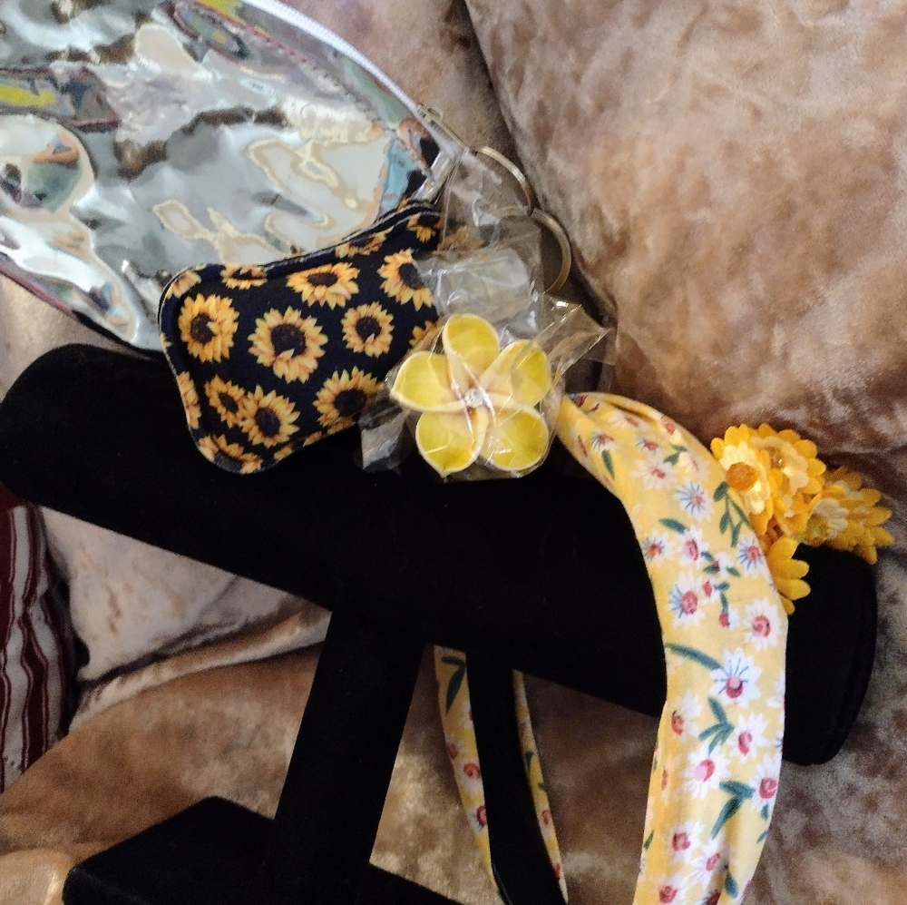5 items in yellow / springtime accessories sure to make any gal pleased +